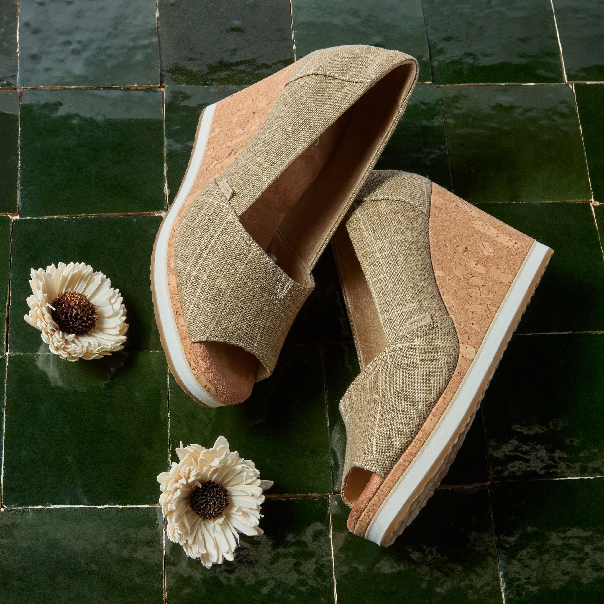 Womens Essential Wedge Gold Shimmer Crosshatch - Image 2